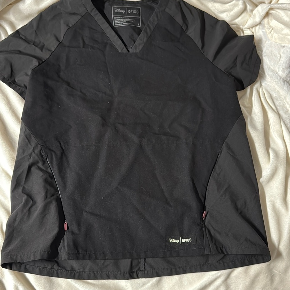 Woman’s FIGS scrub top.